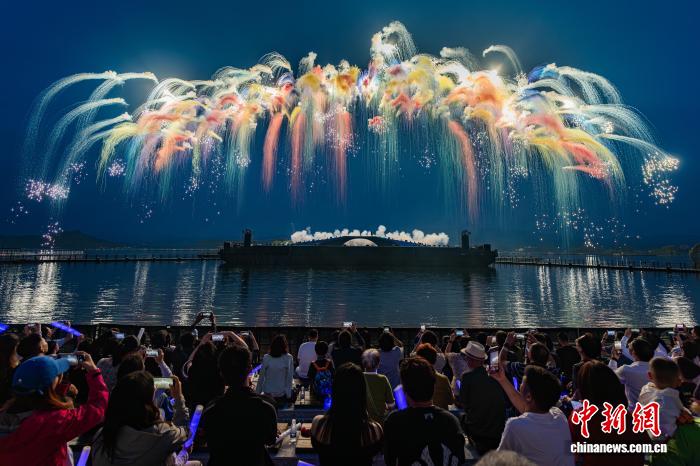 ドローンと花火が「共演」するショー「焰遇重慶・仲夏花火夜」。画像提供：重慶天空劇院