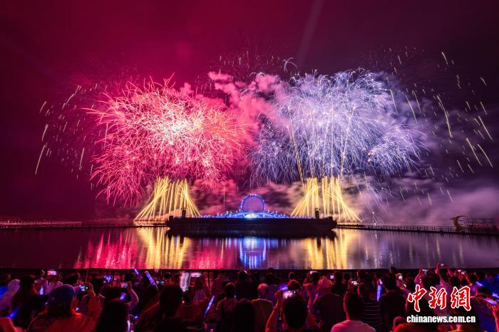 ドローンと花火が「共演」するショー「焰遇重慶・仲夏花火夜」。画像提供：重慶天空劇院