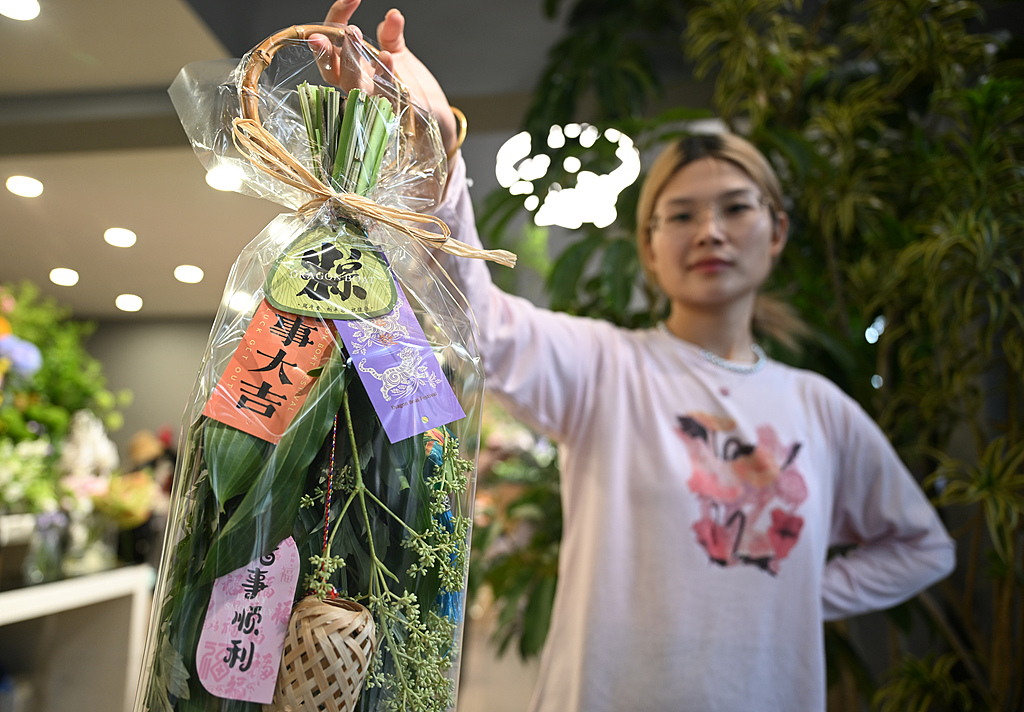 端午節のヨモギ飾りが若者の間で人気に　浙江省杭州市