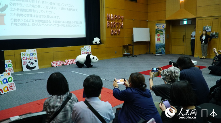 誕生会の会場で、パフォーマンスを披露し、会場を沸かせたパンダロボット（撮影・蒋暁辰）。