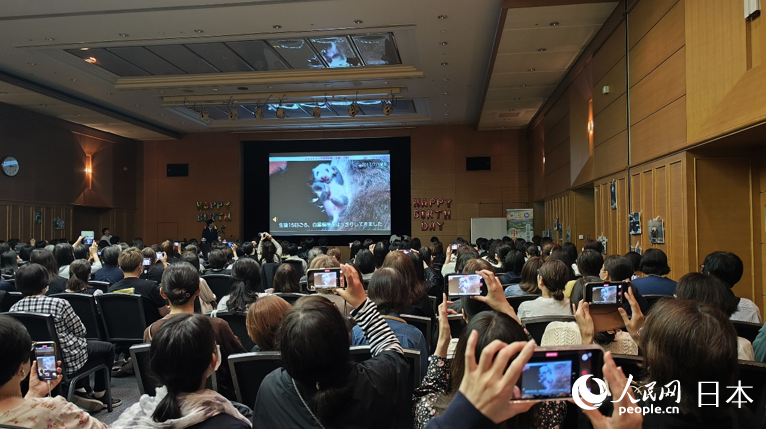 誕生会の会場で上映された、パンダの成長を記録した貴重な映像（撮影・蒋暁辰）。