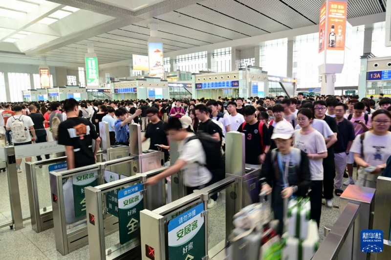 端午節3連休前日となった6月18日、安徽省合肥の直属駅の利用者はピークに達した。写真は大勢の乗客で混雑する合肥南駅の改札口（撮影・周牧）。