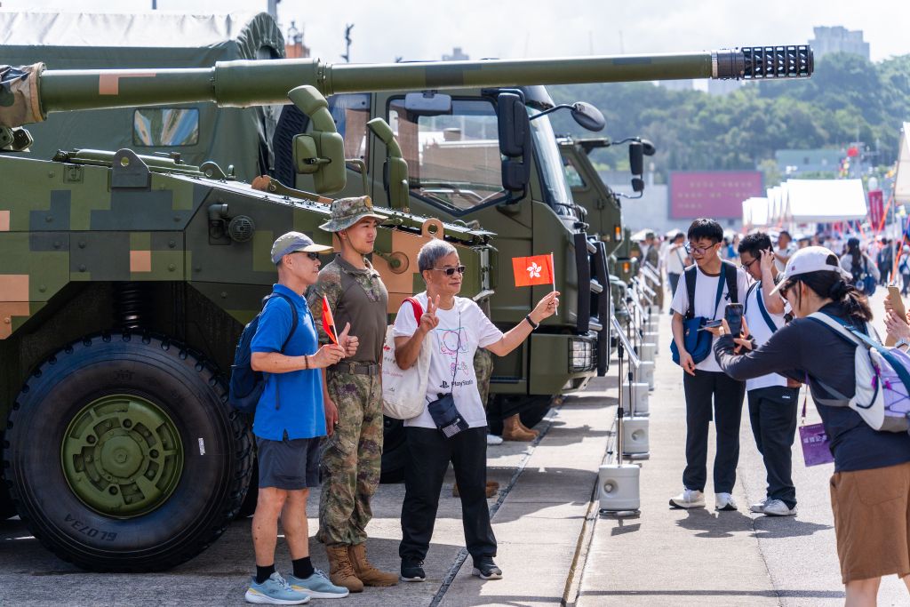 軍営一般公開イベントで記念写真を撮影する男性たち（6月20日撮影・朱煒）。