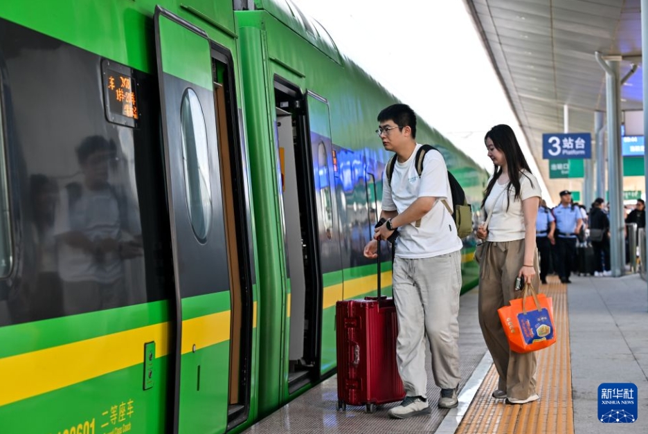 錫林浩特市と呼和浩特市を結ぶ初の高速列車が運行開始　内蒙古