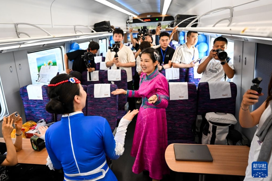 錫林浩特市と呼和浩特市を結ぶ初の高速列車が運行開始　内蒙古