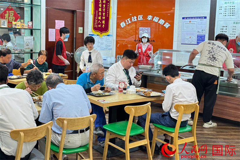 幸福食事支援拠点で食事する春江コミュニティの住民たち（6月12日撮影・呉超嵐）。