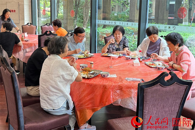 幸福食事支援拠点で食事する春江コミュニティの高齢者たち（6月12日撮影・呉超嵐）。