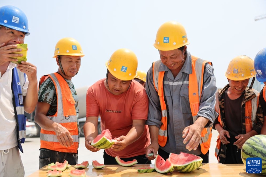 暑さ対策をしつつ作業を進める建設作業員たち　河北省雄安新区