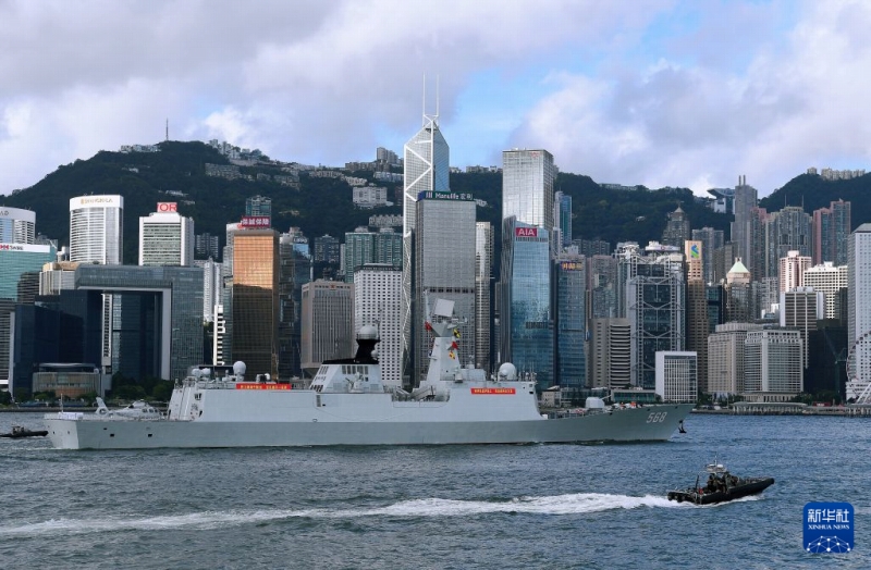 香港特区のビクトリア・ハーバーを通過する中国海軍のミサイル護衛艦「衡陽」（7月2日撮影・陳鐸）。