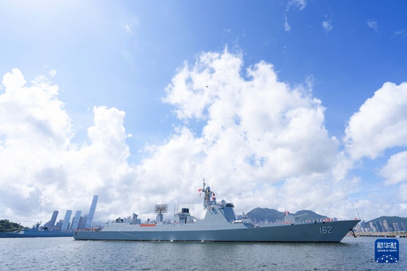 香港特区の昂船洲軍営に寄港する中国海軍のミサイル駆逐艦「南寧」（7月2日撮影・朱煒）。