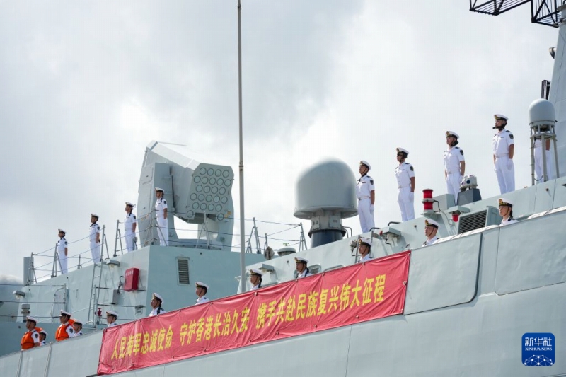 香港特区の昂船洲軍営に寄港する中国海軍のミサイル駆逐艦「南寧」（7月2日撮影・朱煒）。