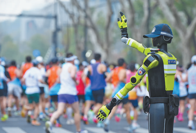今年の杭州マラソン大会で交通整理に参加した交通管理ロボット（撮影・瀋静瑜）。