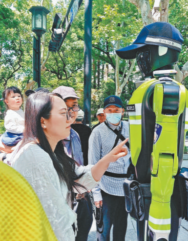 杭州市の西湖景勝地で、観光客に道案内する交通管理ロボット（撮影・周汗一）。