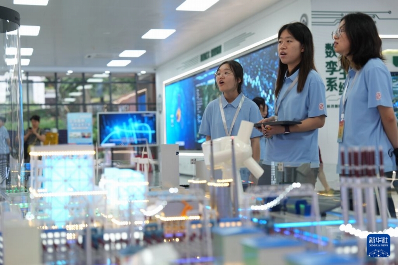 7月4日、武漢大学工学訓練・イノベーションセンターでデジタルテクノロジー製品を体験する中華全国台湾同胞聯誼会第23回台胞青年千人サマーキャンプIN湖北の参加者(撮影・馬欣然)。