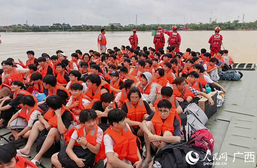 動力浮橋に乗って安全な場所へ移動する広西物流職業技術学院の学生（撮影・龐恵文）。