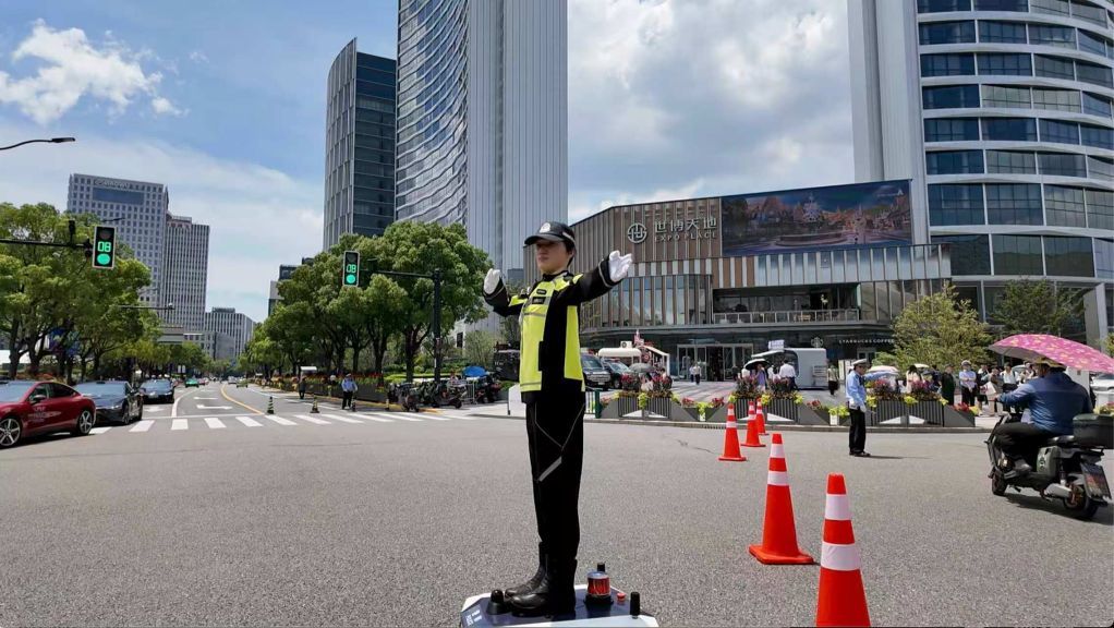 2026年世界人工知能大会会場外で交通整理に当たる交通管理ロボット。撮影・周子鈺