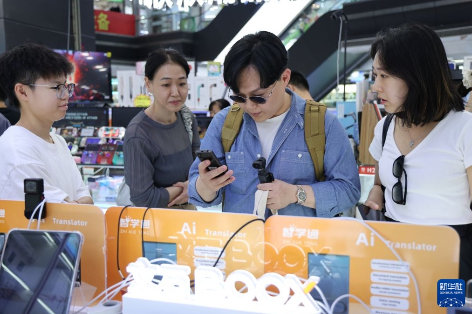 中国の都市でテクノロジーの成果を体験するインバウンド客