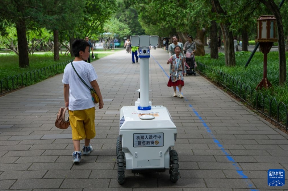 北京の公園でロボットが「勤務」開始