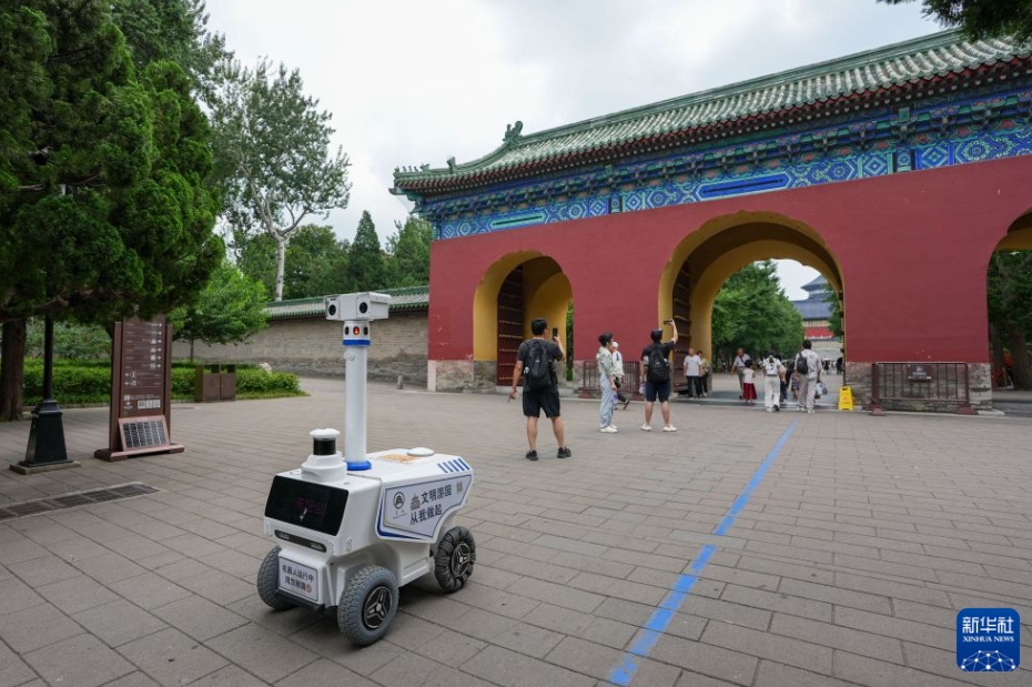 北京の公園でロボットが「勤務」開始