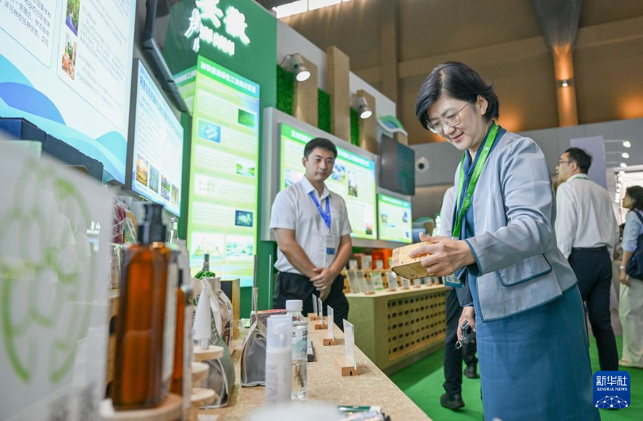 生態関連製品PR展示エリアを見学する来場者（8月15日撮影・連振）。