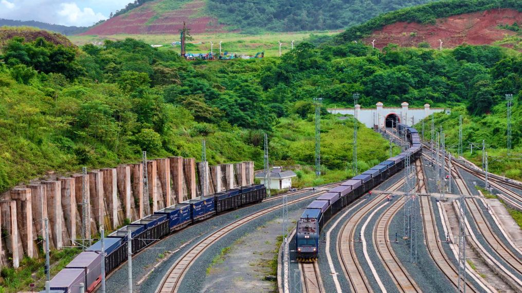 貨物を満載して中国ラオス鉄道を走行する列車。（写真提供・取材先）
