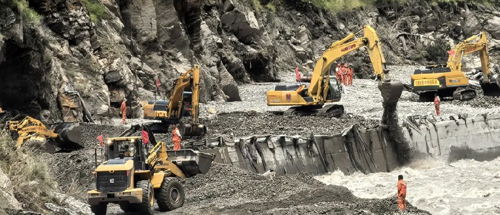 8月27日、被災地に繋がる道路の復旧作業を行う救援車両。