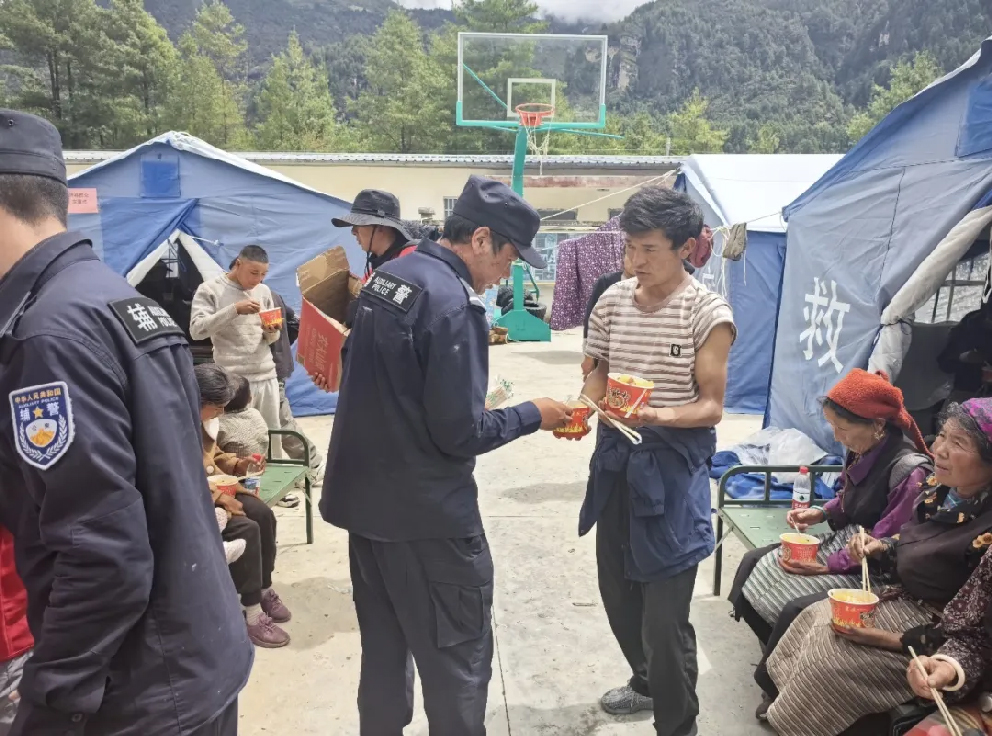 8月27日避難所で食べ物を配る警察官。