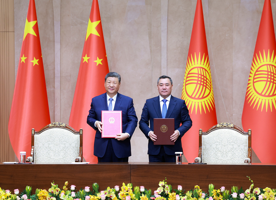 習近平国家主席がキルギスのジャパロフ大統領と会談