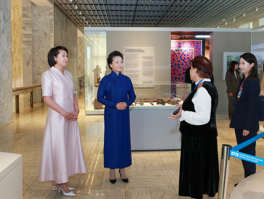 中国とキルギスの首脳夫人がキルギス共和国国家歴史博物館を見学