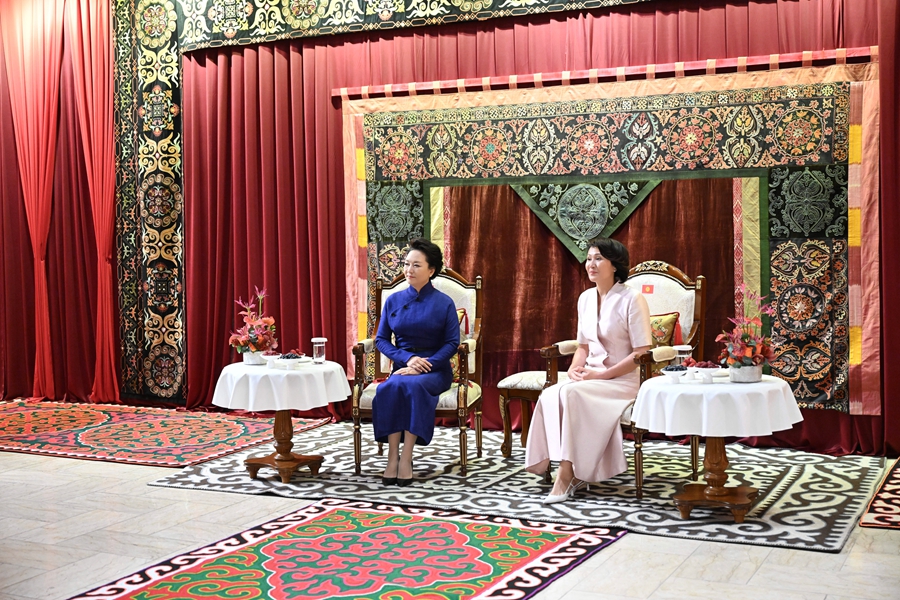 中国とキルギスの首脳夫人がキルギス共和国国家歴史博物館を見学