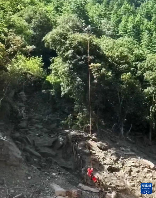 8月28日、救助隊員を吊り上げるドローン。