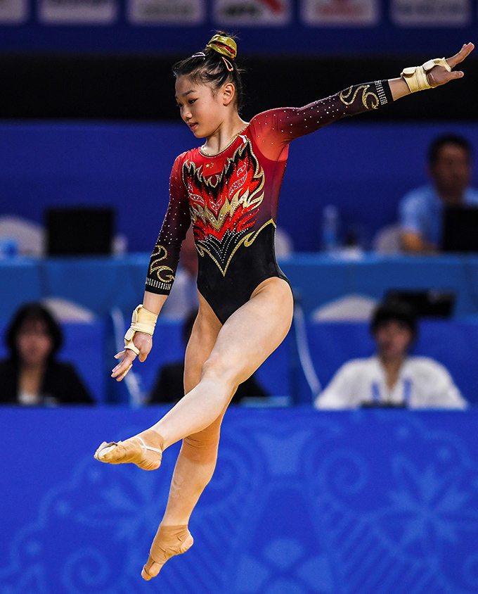 体操の種目別ゆかで演技を披露する中国の柯沁沁選手。