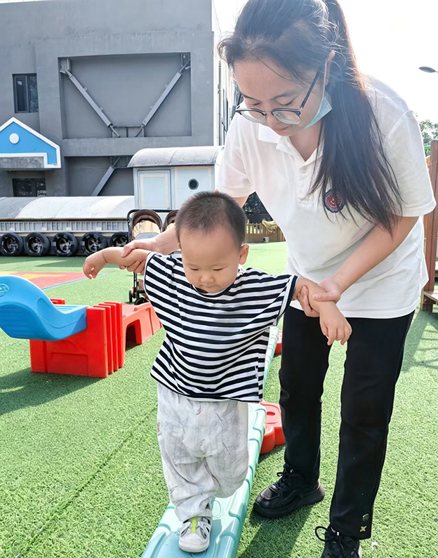 北京のある幼稚園で遊ぶ1歳半の子ども（2026年9月4日、撮影・肖迪）。