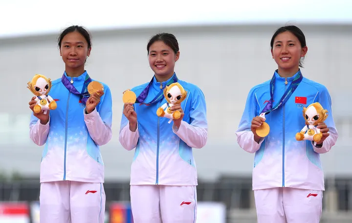 9月20日、近代五種女子団体で金メダルを獲得した張明煜選手（写真一番右）、呉希瑶選手（写真中央）、孟鑫選手（撮影・周密）。