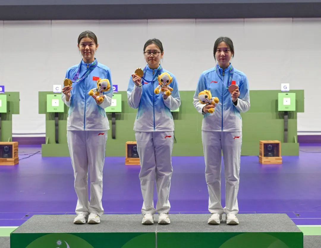 9月20日、射撃女子10メートルエアライフル団体で金メダルを獲得した王子菲選手（写真一番右）、韓佳予選手（写真中央）、杜雨宸選手（撮影・劉磊）。