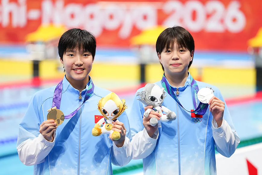 金メダルを獲得した于子迪選手と銀メダルを獲得した常墨涵選手。