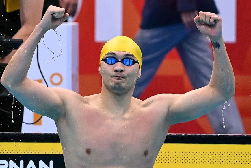 男子100メートル背泳ぎ決勝では、中国の徐嘉余選手が51秒98という大会新記録をたたき出し、金メダルを獲得。金メダルを獲得しガッツポーズする徐嘉余選手。
