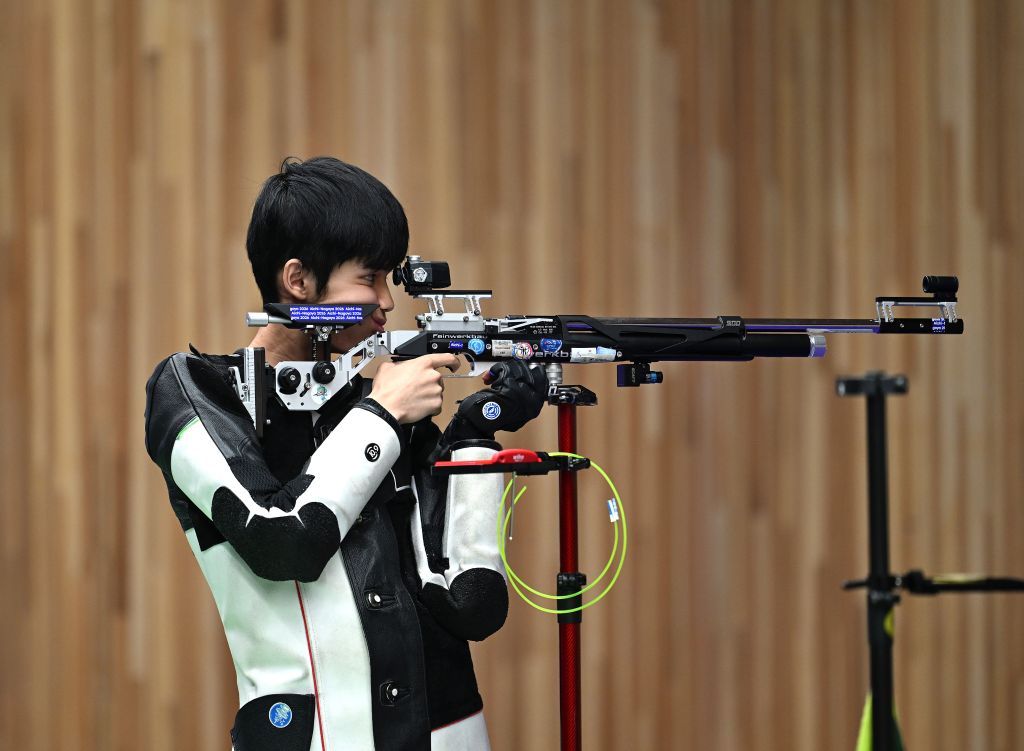 9月21日、射撃男子10メートルエアライフル個人に出場した中国の盛李豪選手。同日、射撃でも中国勢が2個の金メダルを獲得。男子10メートルエアライフル団体では、張常鴻選手、盛李豪選手、馬思涵選手からなる中国チームが世界新記録をたたき出して、見事金メダルを獲得。また射撃男子10メートルエアライフル個人では、盛李豪選手が総合254.2で逆転優勝し、大会2連覇を達成（撮影・劉磊）。