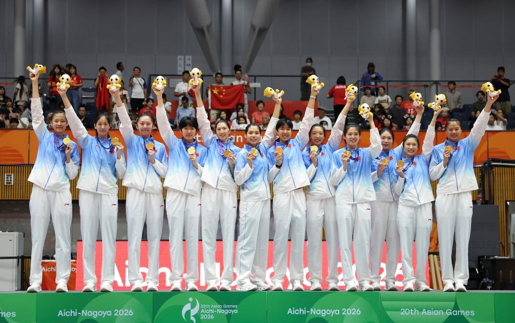 9月22日、表彰台で手を振る中国女子バレーボールナショナルチーム（撮影・王菲）。