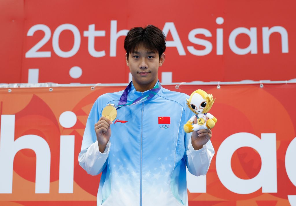 9月22日、男子1500メートル自由形で優勝し、表彰台に立つ張展碩選手（撮影・伍志尊）。