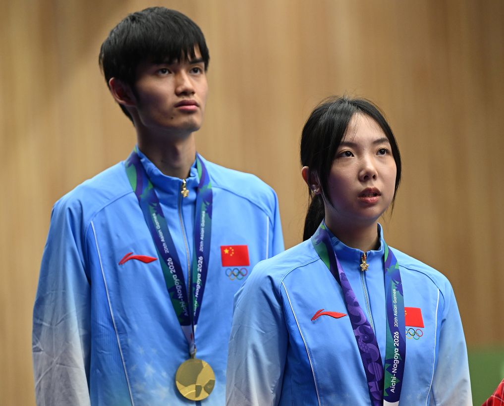 9月22日、混合10メートルエアライフル団体で優勝し、表彰台に立つ王子菲選手（写真右）と盛李豪選手（撮影・劉磊）。