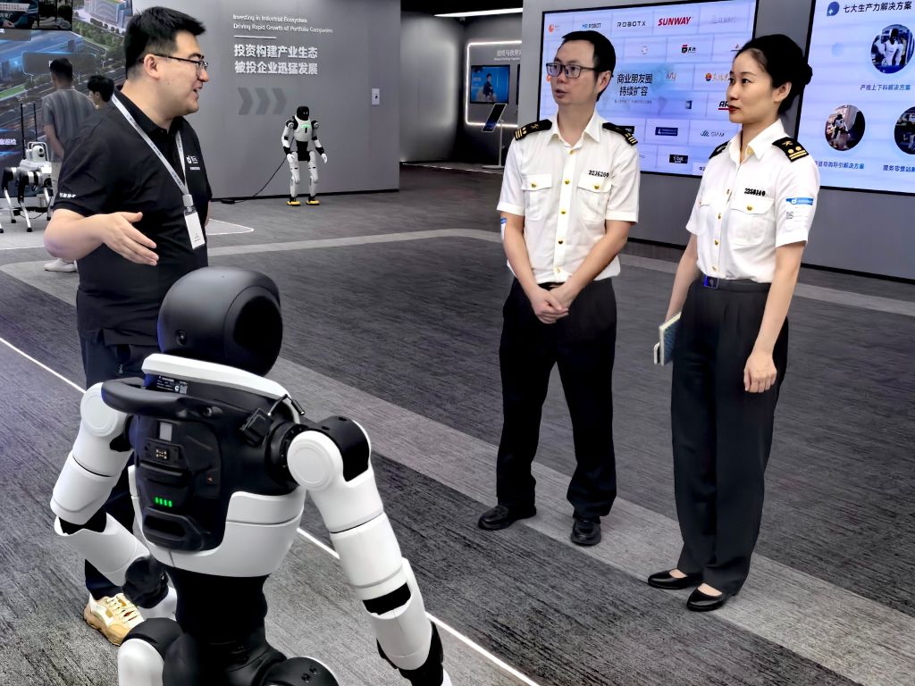 税関職員が長江デルタ地域のロボット研究開発企業のスタッフと交流する様子。（写真提供・上海税関）