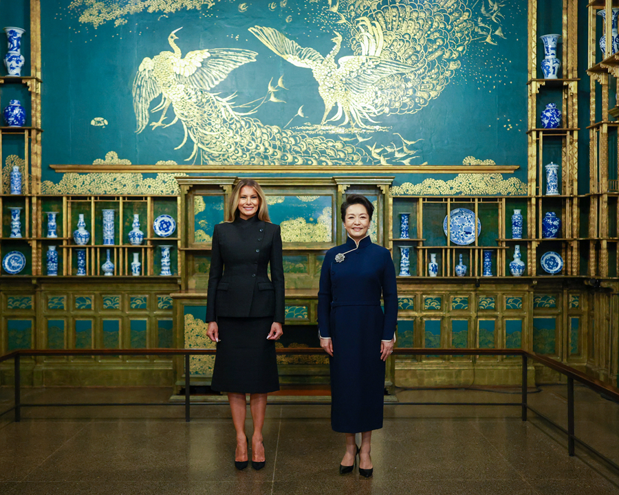 彭麗媛夫人、トランプ米大統領夫人と国立アジア美術館を見学