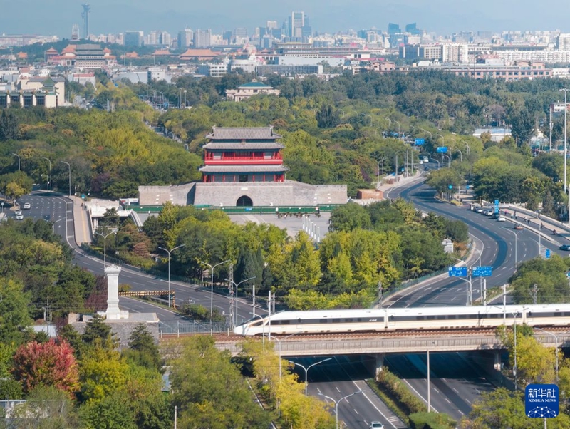 10月7日、北京の永定門付近を通過する列車（撮影・邢広利）