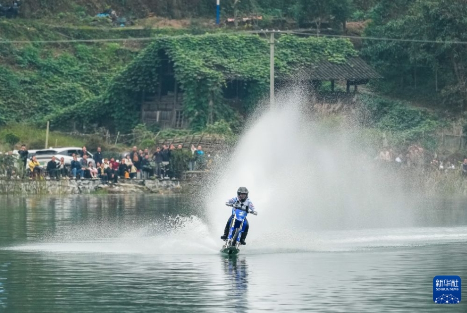 張雪氏、「バイクでの水上滑走」でギネス記録を更新