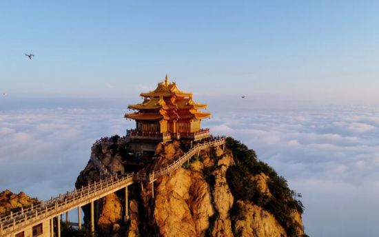 靄に包まれ仙境の景色が広がる老君山景勝地（資料写真、撮影・王建華）。