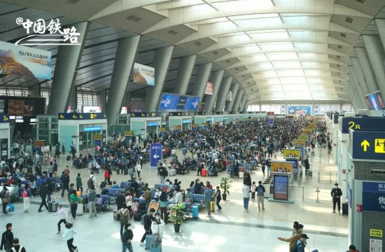  中国で最も忙しい駅の1つである北京南駅では、列車が平均2分に1本出発する。（撮影・馬亜峰）