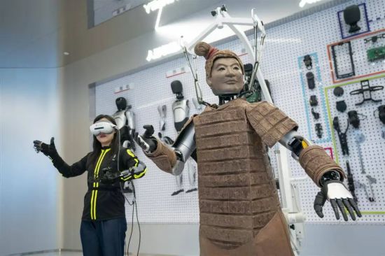 湖北人型ロボットイノベーションセンターで、「光子」人型ロボットがモーションキャプチャー俳優の動きを学習しながらダンス訓練を行っている様子。