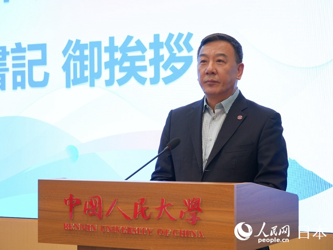 挨拶する中国人民大学党委員会の張東剛書記（撮影・許可）。