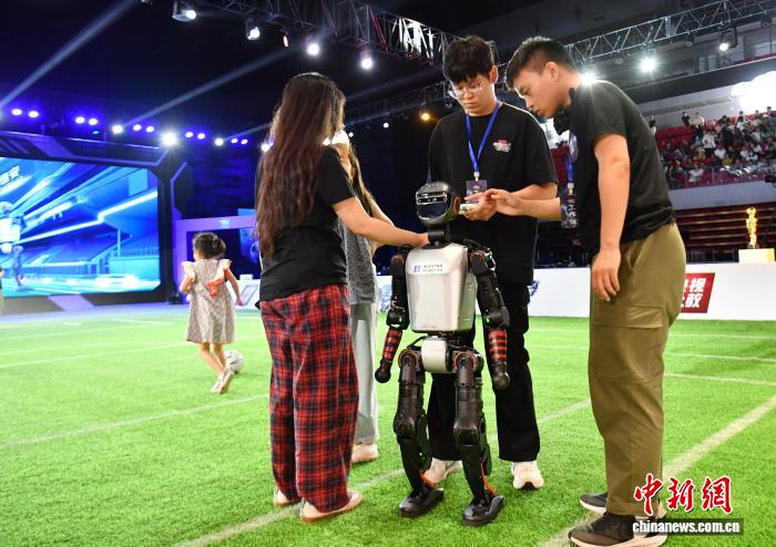 雄安新区で「ロボットサッカー頂上決戦」開催　河北省